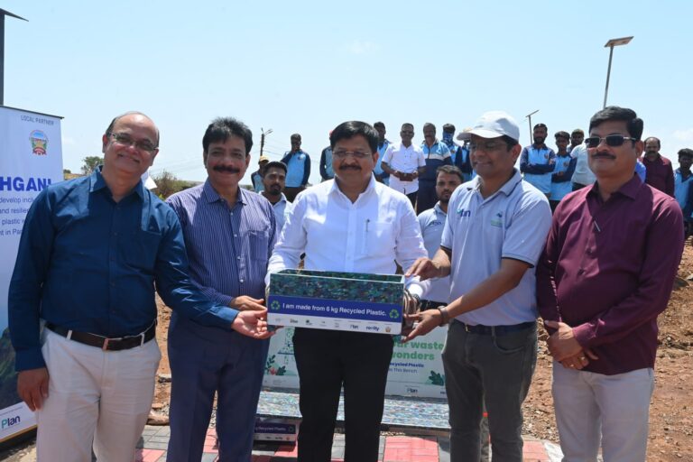 प्लास्टिक कचऱ्यातून साकारले देखणे फर्निचर! पर्यावरण दिनानिमित्त पाचगणीच्या टेबल लँडवर ‘अपसायकलिंग’चा अनोखा प्रयोग; उत्कृष्ट स्वच्छता कर्मचाऱ्यांचा होणार गौरव