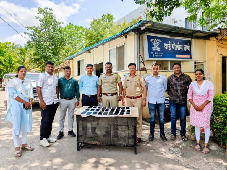 वाई पोलिसांची धडाकेबाज कामगिरी: चोरीला गेलेले आणि गहाळ झालेले ५ लाख ४० हजारांचे २७ मोबाईल नागरिकांना केले परत!