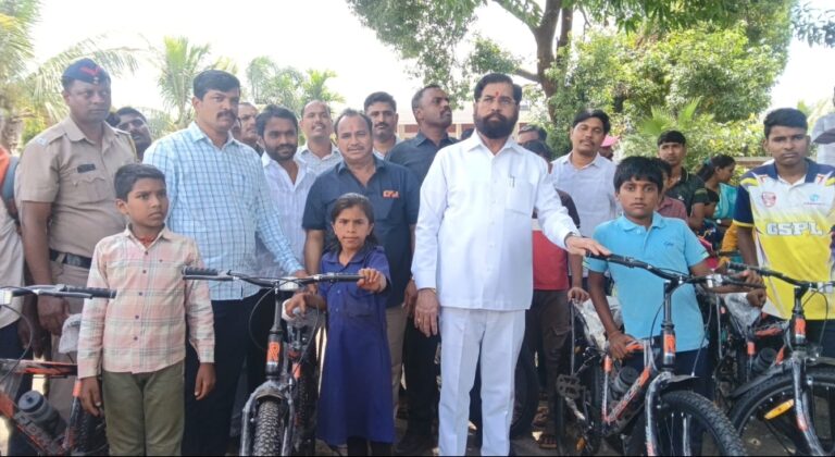 उप मुख्यमंत्री एकनाथ शिंदे यांनी गावात विद्यार्थ्यांसाठी दिल्या सायकली भेट…