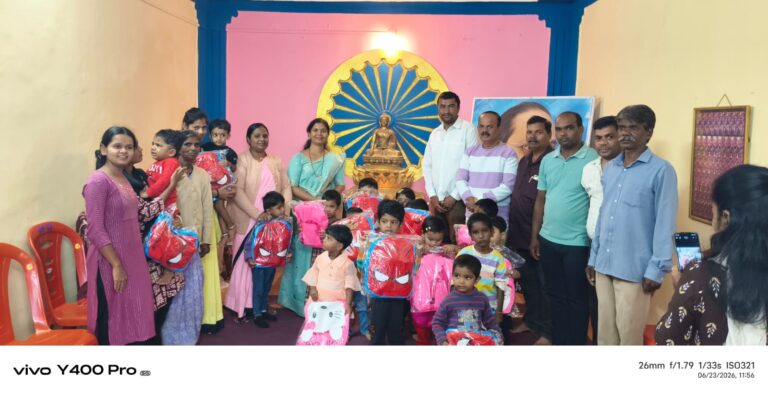 सिद्धार्थनगर अंगणवाडीत लहानग्यांना शालेय साहित्याचे वाटप; नगरसेविका स्वाती कांबळे यांचा स्तुत्य उपक्रम