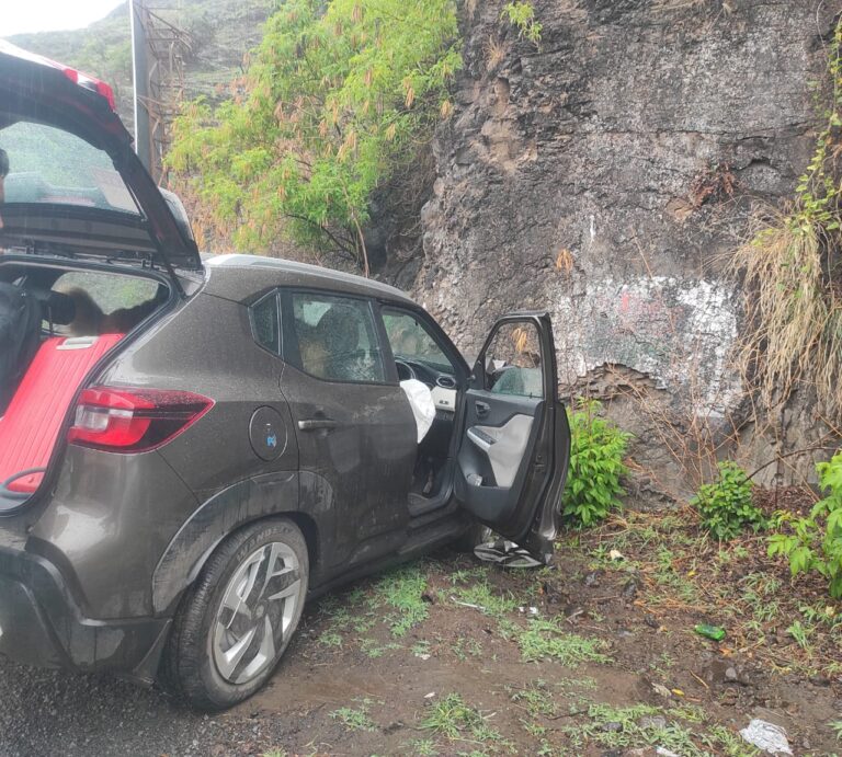 पाचगणी घाटात कारचा थरारक अपघात; चालकाचे प्रसंगावधान आणि ‘सीट बेल्ट’मुळे वाचले संपूर्ण कुटुंब!