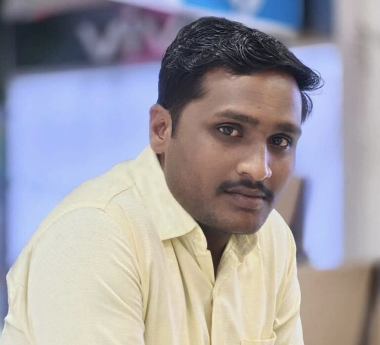 वाई पोलीस दलावर शोककळा: कर्तव्यदक्ष ‘डीबी’ पथकाचे पोलीस कॉन्स्टेबल श्रावण राठोड यांचा अपघातात दुर्दैवी मृत्यू; पत्नी गंभीर जखमी