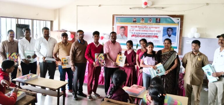 पांचगणी: भारती विद्यापीठ हायस्कूलच्या माजी विद्यार्थ्यांचा स्तुत्य उपक्रम; विद्यार्थ्यांना शालेय वह्यांचे वाटप!
