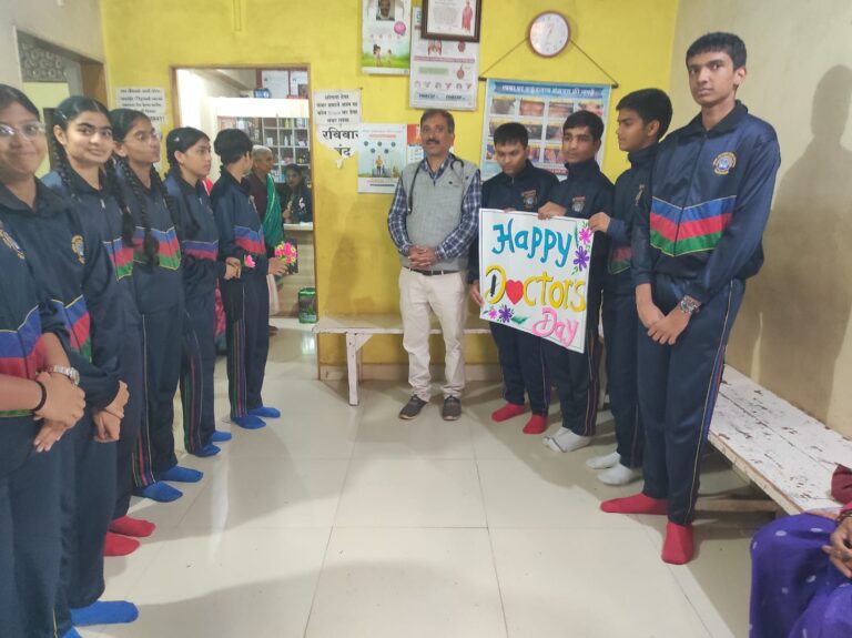 “डॉक्टरांच्या सेवेला विद्यार्थ्यांचा सलाम!” विद्या निकेतन हायस्कूलचा पाचगणीत आगळावेगळा ‘डॉक्टर्स डे’ उपक्रम