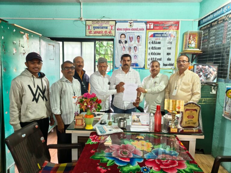 जावळी तालुक्यातील दापवडी येथे विद्यार्थ्यांच्या सुरक्षिततेसाठी पालक आक्रमक; शाळेसमोर बस थांब्याची मागणी, मेढा आगार प्रमुखांना निवेदन