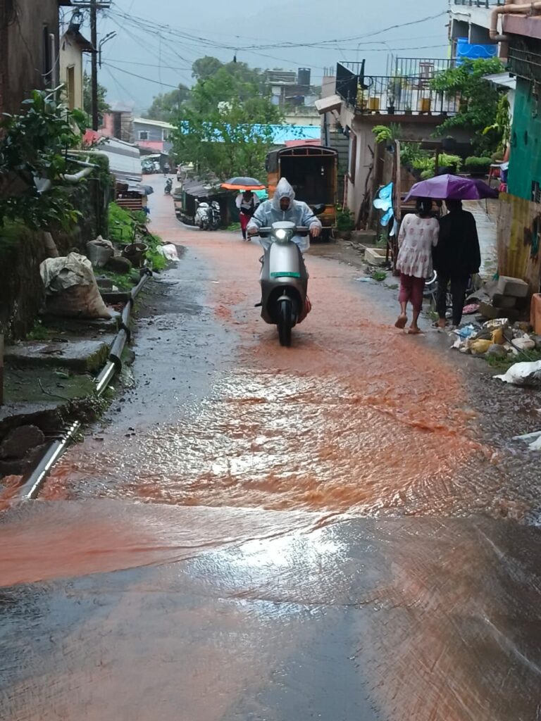Panchgani news : “सेंट झेवियर्सच्या मैदानातून ‘धबधबा’, सिद्धार्थनगरचा रस्ता झाला जलमार्ग!”