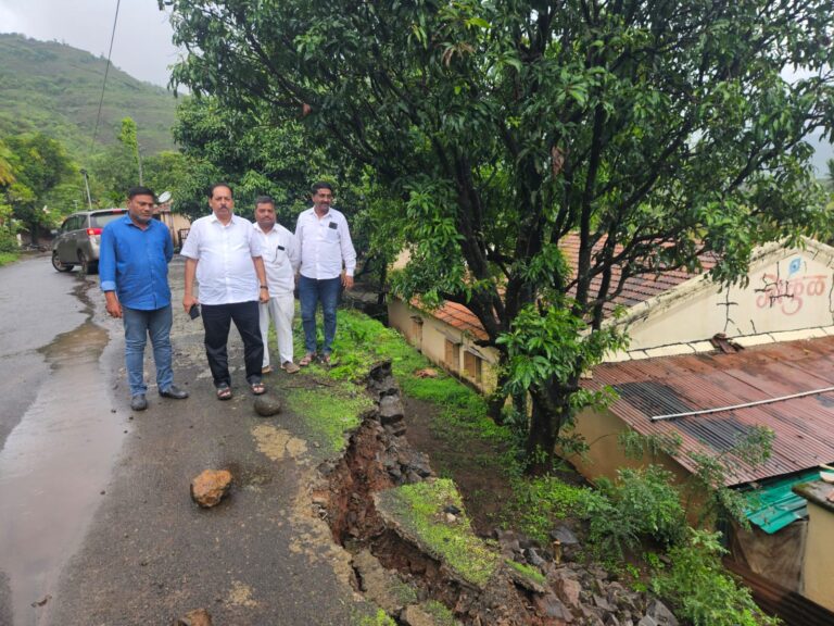 पानस फाटा-वहागाव रस्ता टोम्पेवाडीमध्ये खचला , खालील घरांना धोका; माजी जिल्हा परिषद सदस्य वसंतराव मानकुमरे यांच्याकडून तातडीने पाहणी