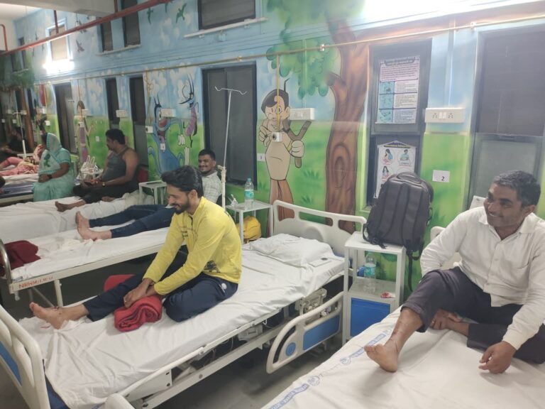 कराड शहरात पिसाळलेल्या कुत्र्याचा थरार; भाजी मंडई आणि कृष्णा घाटावर ९ जणांना घेतला लचका, नागरिकांमध्ये प्रचंड घबराट