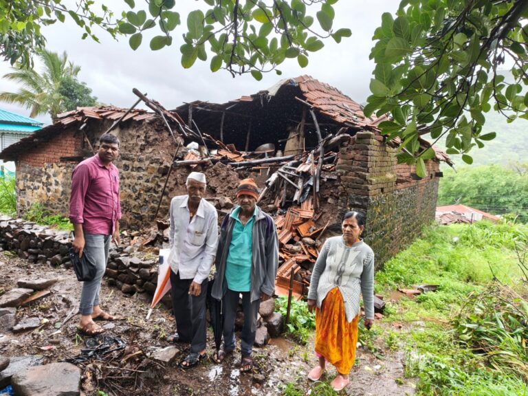 जावळी तालुक्यातील काटवलीत मुसळधार पावसाने घर कोसळले; बेलोशे कुटुंब बेघर, ३ लाखांचे नुकसान!