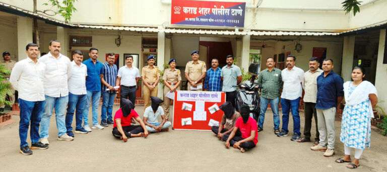पिस्टल विक्रीकरीता आलेल्या चौघांना अटक :   कराड शहर गुन्हे प्रकटीकरण शाखेची कामगिरी ः चार देशी बनावटीचे पिस्टल व आठ जिवंत काडतुसे जप्त