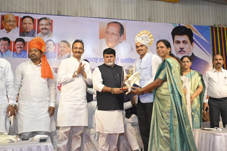 सातारा जिल्ह्याचा क्रीडा जगतात डंका; राष्ट्रीय पंच रामदास गोळे यांना ‘कबड्डी जीवन गौरव पुरस्कार’ प्रदान