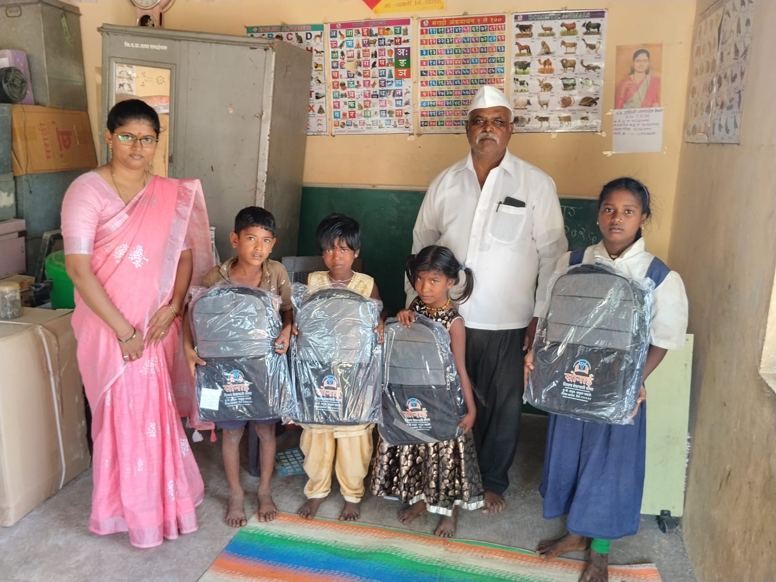 सामाजिक बांधिलकीतून चिमुरड्यांना मदतीचा हात! सोनाई शिक्षण सेवाभावी संस्थेकडून विविध गावांतील विद्यार्थ्यांना स्कूल बॅगचे वाटप