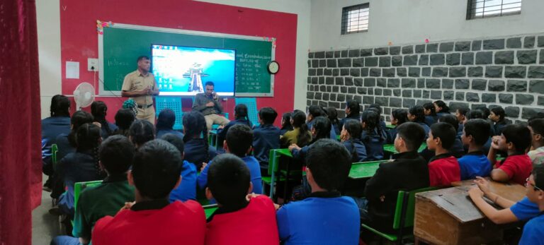 विद्या निकेतन हायस्कूलमध्ये पोलिसांचा संवाद; ‘सुरक्षिततेचा धडा’ गिरवत विद्यार्थिनींनी शिकले सुरक्षेचे धडे