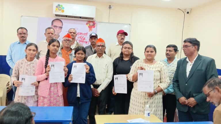 वाढदिवसाचे औचित्य साधत संभाजी भिलारे गुरुजींचा डिजिटल साक्षरतेचा ध्यास; ५० गरजू विद्यार्थ्यांना मोफत ‘संगणक कोर्सचे ‘ चे बळ!