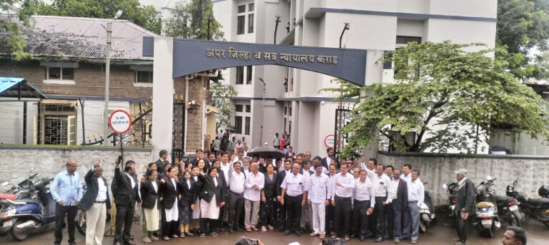 कराडात वकिलांकडून एकदिवस काम बंद ठेऊन ‘जंतर-मंतर’वरील लाठीमारीचा निषेध!