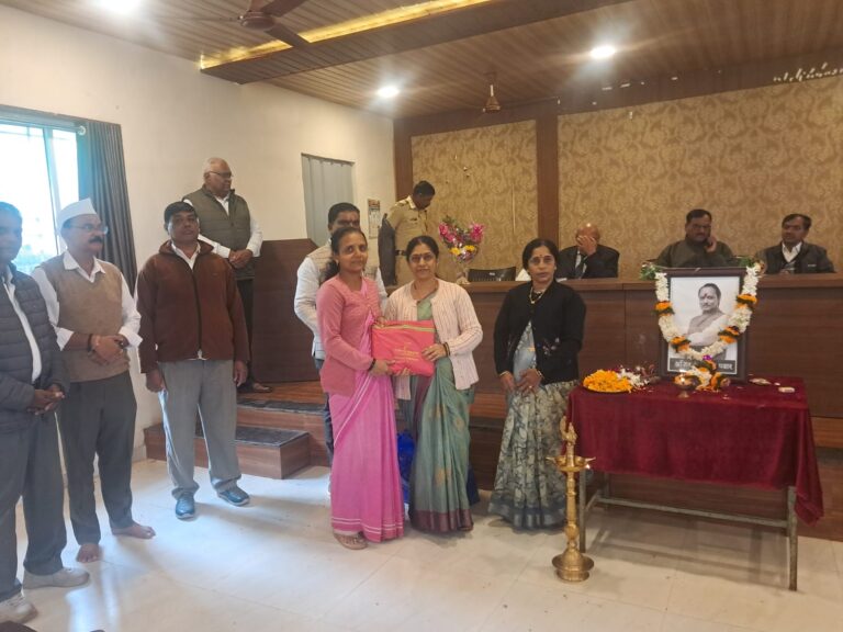 पंचायत समिती सदस्या वंदनाताई भिलारे यांचेकडून रेनकोट वाटपातून अंगणवाडी व आशा सेविकांचा सन्मान; भिलारमध्ये समाजोपयोगी उपक्रम