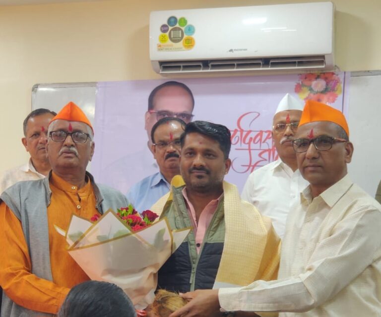 तायघाटचा सुपुत्र सुहास भिलारे ठरला गावातील पहिला वकील! एलएलबी परीक्षेत घवघवीत यशाबद्दल शिवसेना व ग्रामस्थांकडून नागरी सत्कार