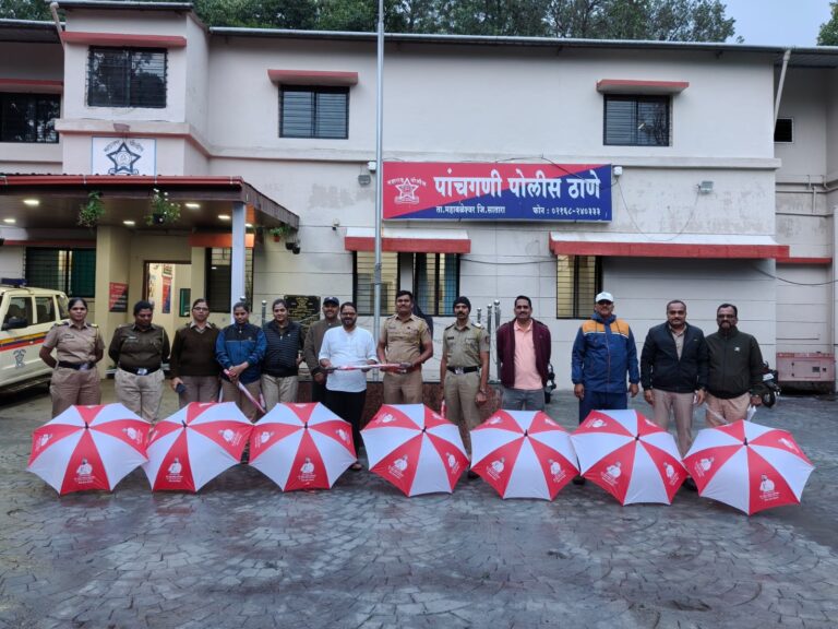 पाचगणी पोलिस व होमगार्ड कर्मचाऱ्यांना नगरसेवक प्रसाद कारंजकर यांच्याकडून छत्र्यांचे वाटप