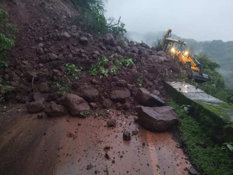 केळघर घाटात काळ्याकड्यावर दरड कोसळली; महाबळेश्वर-सातारा मार्गावरील वाहतूक ठप्प :मदतकार्यादरम्यान जेसीबीवरच दगड पडले, चालक बचावला