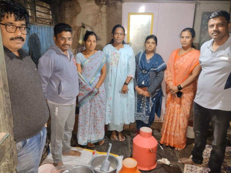 शामगावात कृत्रिम म्हशीचे दूध बनविणाऱ्या दाम्पत्याच्या कारखान्यावर धाड  एफडीएची कारवाई; पामोलीन तेल, संशयित पावडरसह साहित्य जप्त