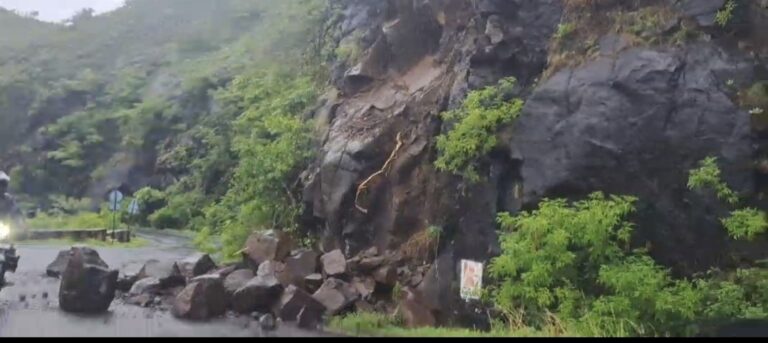 वाई-पाचगणी घाटात बुवासाहेब मंदिरानजीक दरड कोसळली; मुसळधार पावसामुळे वाहतूक विस्कळीत, स्थानिक नागरिकांच्या तत्परतेने अनर्थ टळला