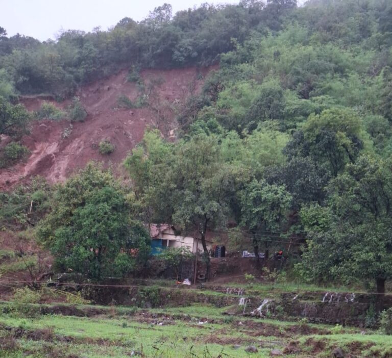 सायघरवर दरडीचे संकट! मुसळधार पावसामुळे डोंगर सरकला; दोन कुटुंबे थोडक्यात बचावली, गावात भीतीचे वातावरण
