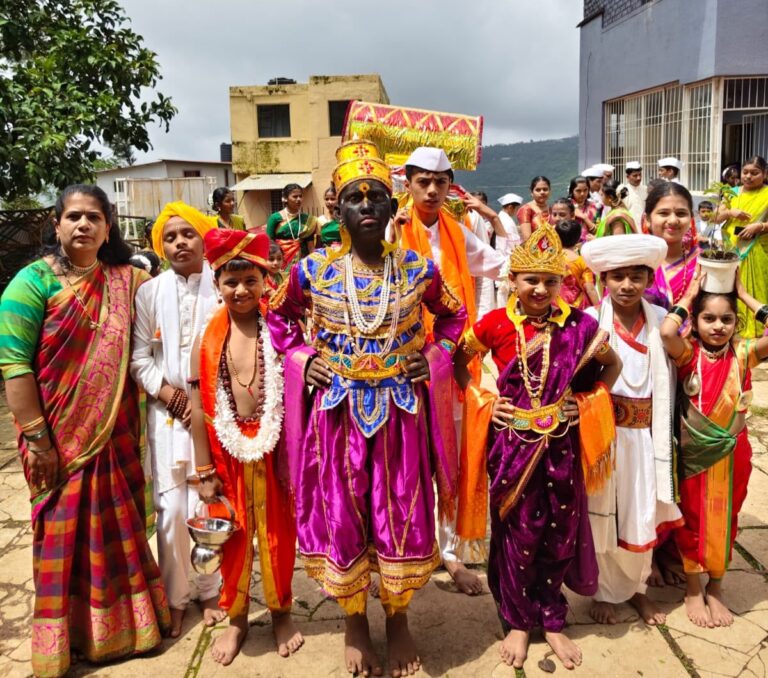 आषाढी एकादशीनिमित्त ज्ञानगंगा हायस्कूलमध्ये दिमाखदार वारी सोहळा; विद्यार्थ्यांसह पालक-शिक्षकांचाही उत्स्फूर्त सहभाग