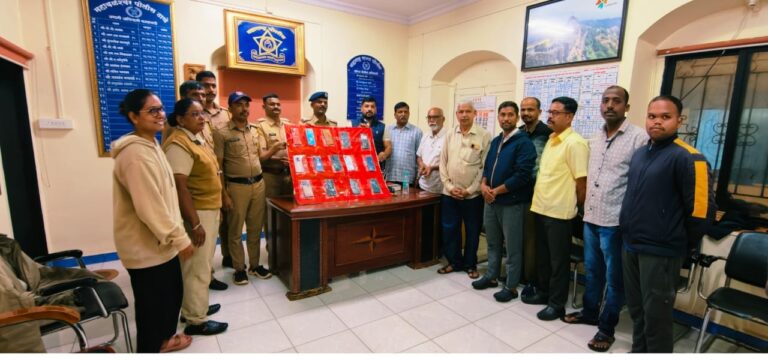 महाबळेश्वर पोलिसांची कौतुकास्पद कामगिरी: ३.२२ लाखांचे १४ मोबाईल अन्‌ २.२५ लाखांची ऑनलाईन फसवणुकीची रक्कम मूळ मालकांना सुपूर्द