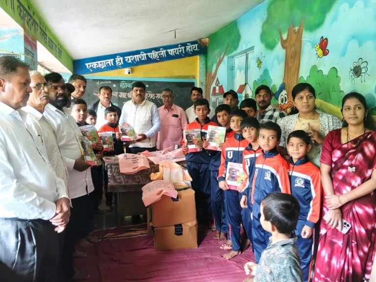 स्वरा एन्टरप्रायजेस व राजेंद्र शेठ राजपुरे युवा मंचाचा स्तुत्य उपक्रम; रुईघर, शिंदेवाडी व गणेशपेठ शाळेतील विद्यार्थ्यांना वह्यांचे वाटप