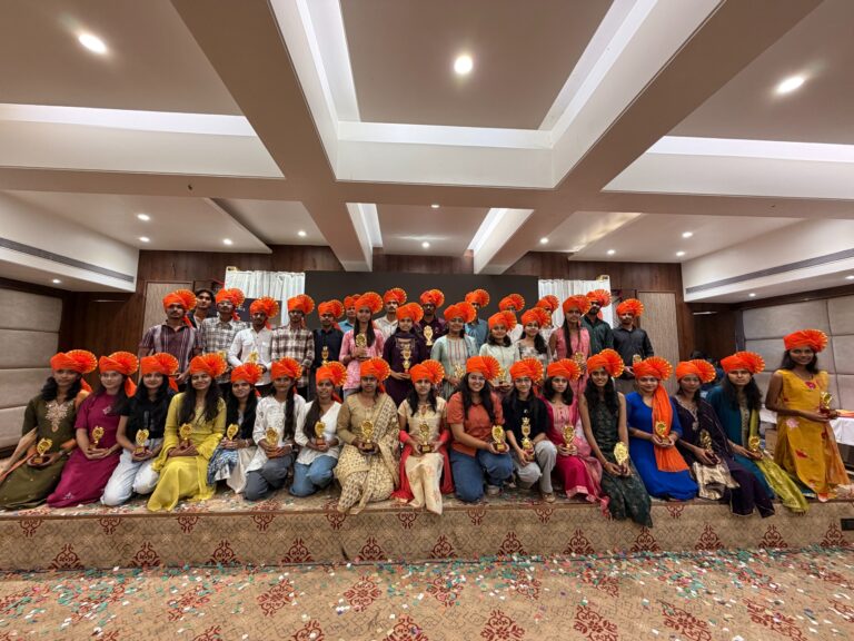 मेहनतीला यशाची झालर! सर आइन्स्टाईन अकॅडमीच्या विद्यार्थ्यांचा भव्य सत्कार; नामांकित शासकीय महाविद्यालयांमध्ये मारली बाजी