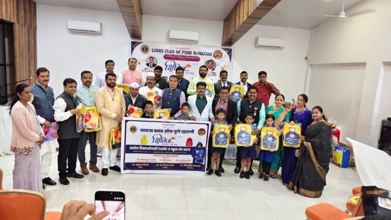 पांगारीतील विद्यार्थ्यांना लायन्स क्लब पुणे रहाटणीचा दिलासा; स्कूल बॅग व रेनकोटचे वाटप, शाळेला वॉटर फिल्टर देण्याचे आश्वासन