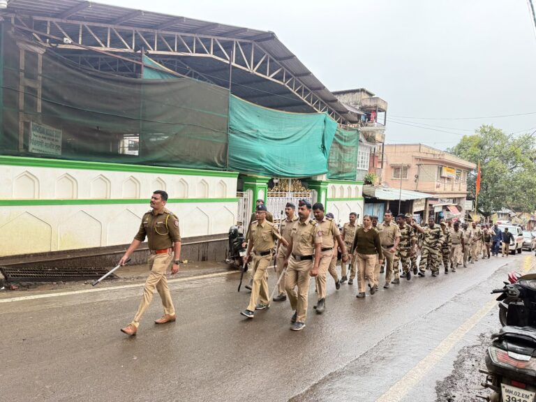 पाचगणी शहरात ईद, दहीहंडी आणि गणेशोत्सवाच्या पार्श्वभूमीवर पोलिसांचा रुटमार्च; कायदा व सुव्यवस्था अबाधित ठेवण्यासाठी पोलीस प्रशासन सज्ज