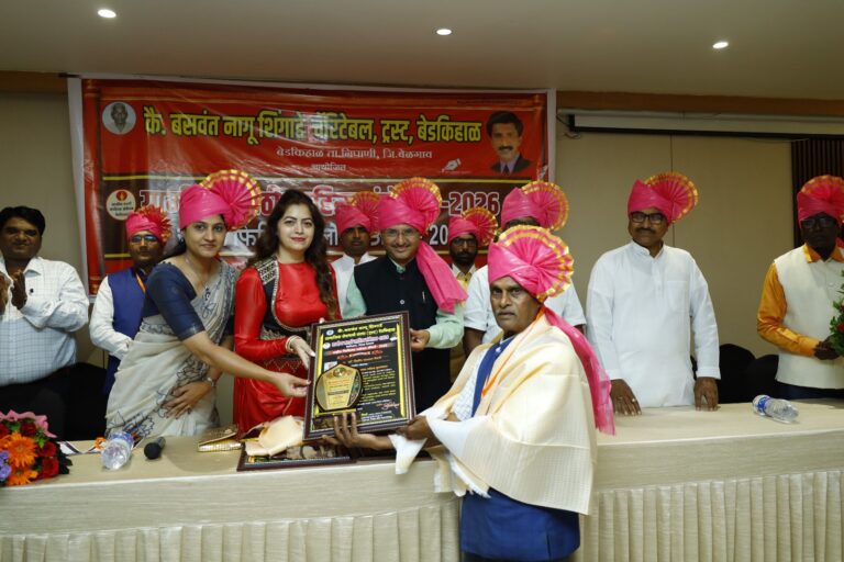 क्रांतीज्योती सावित्रीबाई फुले यांचे वंशज डॉ. दिलीप नेवसे यांना ‘राष्ट्रीय आदर्श समाजरत्न’ पुरस्कार प्रदान