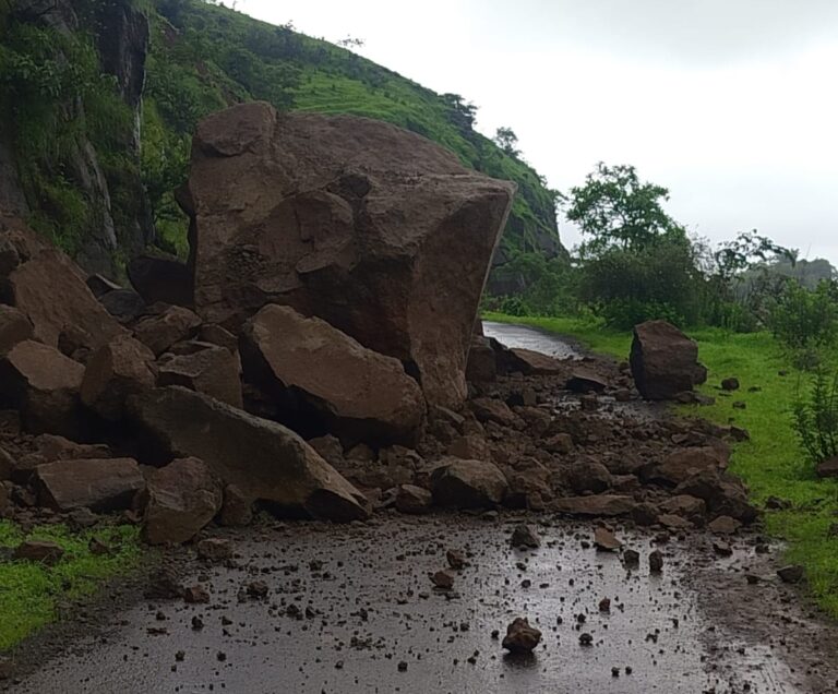 -मार्ली-भिलार घाटात दरड कोसळली; महाबळेश्वर-जावली जोडणारा प्रमुख मार्ग ठप्प!