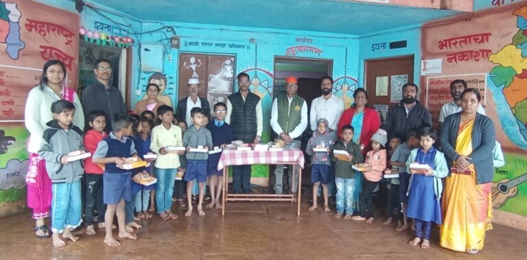 भोसे जिल्हा परिषद शाळेत विद्यार्थ्यांचे चेहऱ्यावर फुलले हसू; माजी केंद्रप्रमुख संभाजी भिलारे यांच्या हस्ते शैक्षणिक साहित्य व खाऊचे वाटप