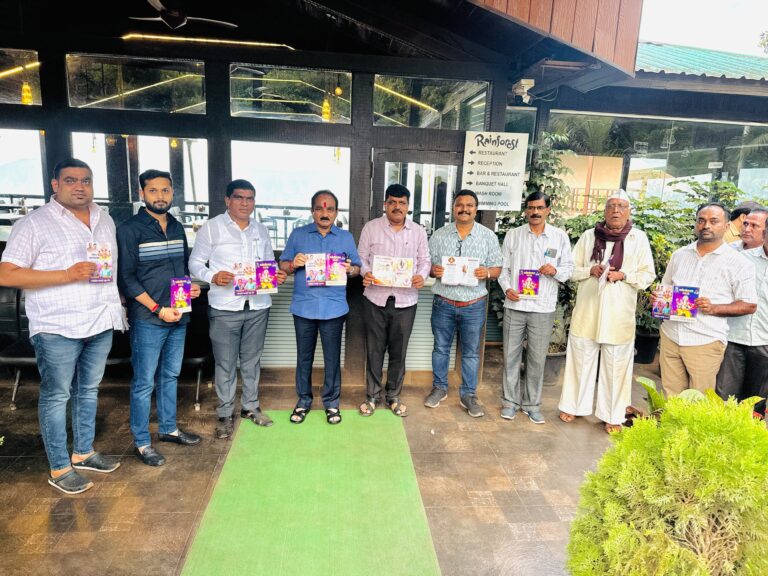 मदत व पुनर्वसन मंत्री मकरंदआबा पाटील यांच्या हस्ते राजेंद्रशेठ राजपुरे युवा मंचच्या आरती संग्रहाचे प्रकाशन