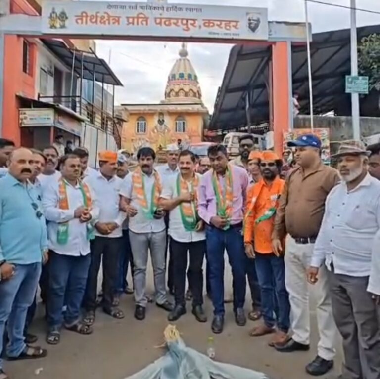 आमदार शिवेंद्रसिंहराजे भोसले यांच्या बदनामीकारक पोस्टमुळे करहर परिसरात संतापाची लाट; दोषींवर कठोर कारवाईची मागणी करत पोलिसांना दिले निवेदन
