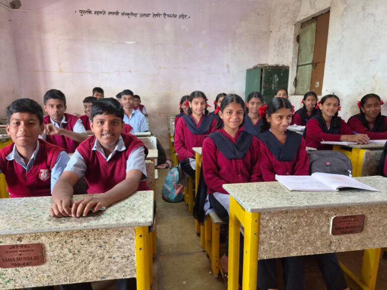 भिलारे हायस्कूलमध्ये दातृत्वाचा नवा आदर्श: विद्यार्थिनींसाठी आधुनिक स्वच्छतागृह आणि टाकाऊतून ४० बेंचेसची भेट