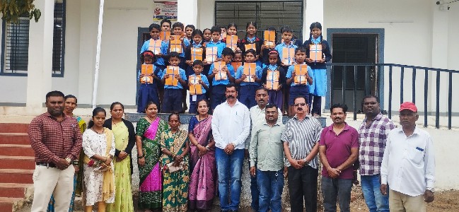 रांजणीच्या जिल्हा परिषद शाळेत शालेय साहित्य वाटपाचा उत्साही सोहळा  दानशूर वन्ने दाम्पत्याकडून विद्यार्थ्यांना शैक्षणिक मदत; मान्यवरांच्या उपस्थितीने कार्यक्रमात भरली रंगत