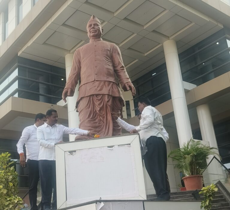 जिल्हा बँक निवडणूक चिन्हात मंत्री गोरेंचा फुटबॉल तर संजीवराजेंची शिट्टी…. 